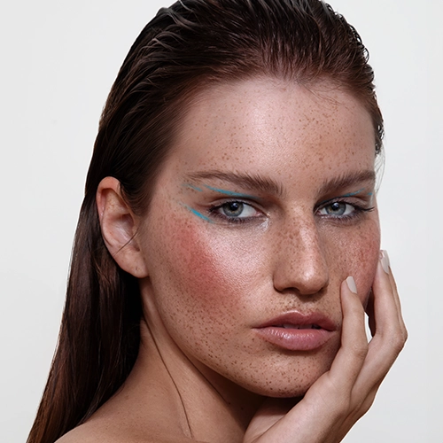 Třpytky na obličej a oči – inspirujte se a vytvořte si make-up ze seriálu Euforie