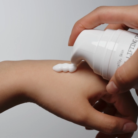 Logically, Skin - Multi-Lifting Cream - Hydratační krém na obličej s peptidy - 50 ml